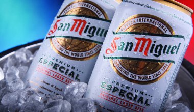 San Miguel birası konserveleri ve ezilmiş buz.