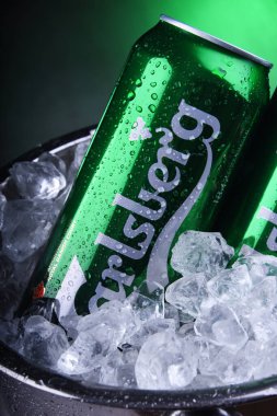 Carlsberg birası ve ezilmiş buz.