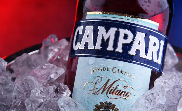 Пляшку Campari, алкогольні лікер з Італії — стокове фото