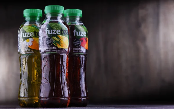 Plastflaskor med Fuze Ice Tea — Stockfoto