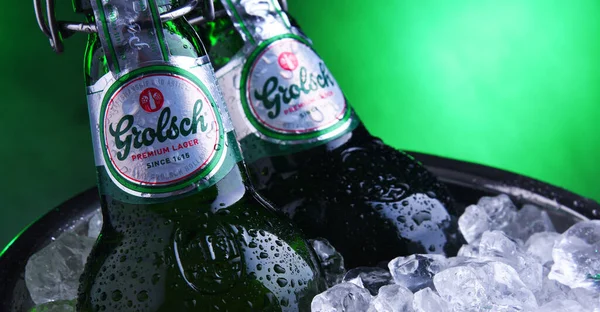 Botellas de cerveza Grolsch en cubo con hielo picado — Foto de Stock