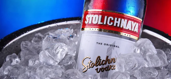 Butelka wódki Stolichnaya w wiadrze z kruszonym lodem — Zdjęcie stockowe