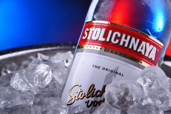 Bottle of Stolichnaya vodka in bucket with crushed ice — Stock Photo, Image