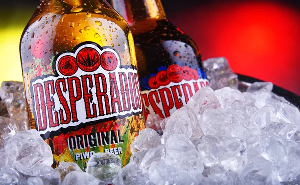 Flaschen Desperados-Bier in Eimer mit Crushed Ice — Stockfoto