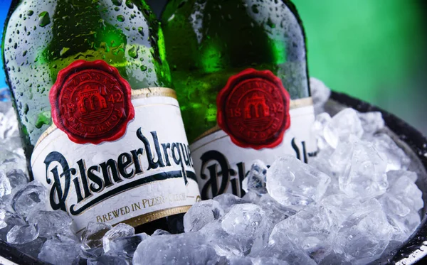 Láhve piva Pilsner Urquell v kbelíku s rozdrceným ledem — Stock fotografie