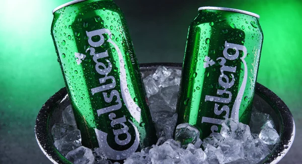 Latas de cerveja Carlsberg em balde com gelo picado — Fotografia de Stock