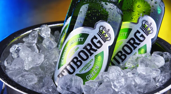 Botellas de cerveza Tuborg en cubo con hielo picado — Foto de Stock