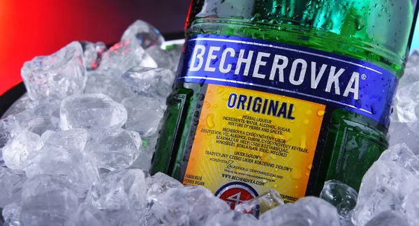 Botella de amargos Becherovka en cubo con hielo picado — Foto de Stock