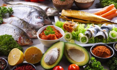 Mutfak masasında farklı türde balıklar.