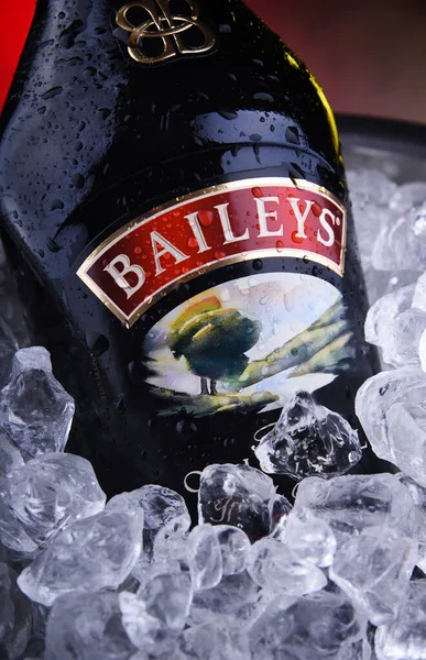 Láhev Baileys Irish Cream v kbelíku s rozdrceným ledem — Stock fotografie