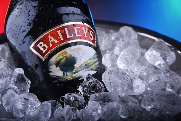 Μπουκάλι Baileys ιρλανδική κρέμα σε κουβά με θρυμματισμένο πάγο — Φωτογραφία Αρχείου