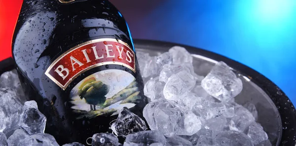 Flasche baileys irische Sahne im Eimer mit Crushed Ice — Stockfoto
