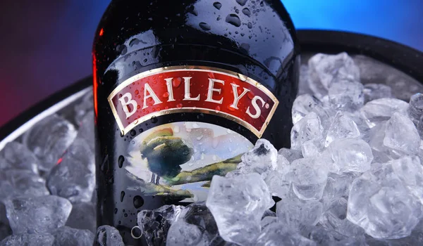 Bottle of Baileys Irish Cream in bucket with crushed ice — Stock Photo, Image