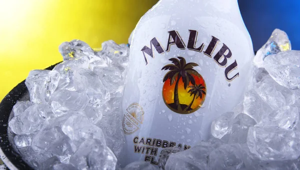 Butelka Malibu Caribbean Rum w wiadrze z lodem — Zdjęcie stockowe