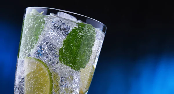 Glas Mineralwasser mit Eis, Limette und Minze — Stockfoto