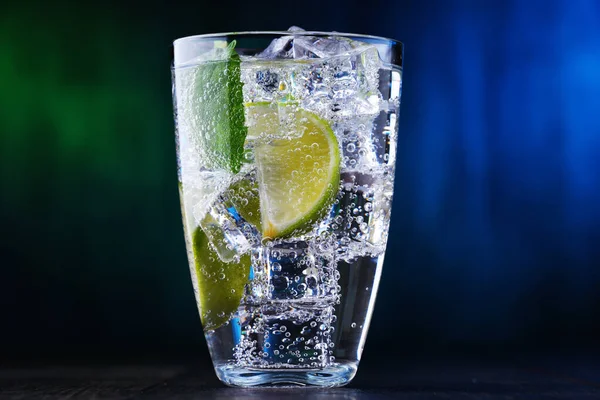 Glas Mineralwasser mit Eis, Limette und Minze — Stockfoto