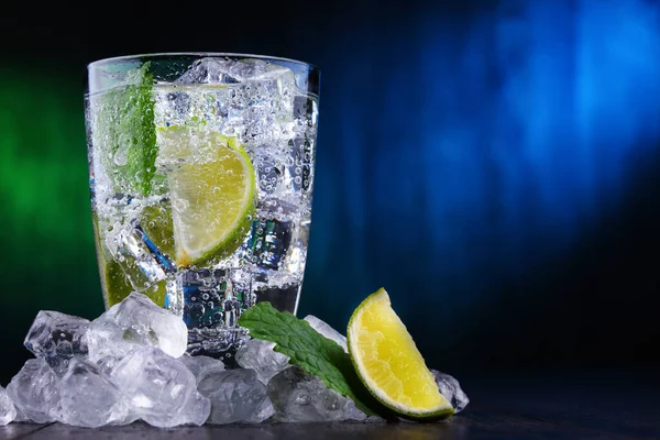 Склянка мінеральної води з льодом, лаймом і м'ятою — стокове фото