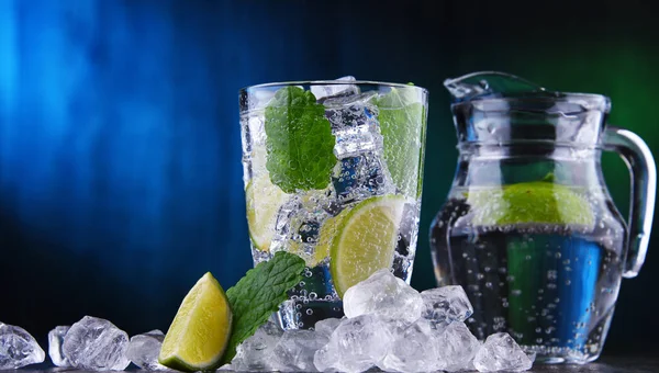 Glas med mineralvatten med is, kalk och mynta — Stockfoto