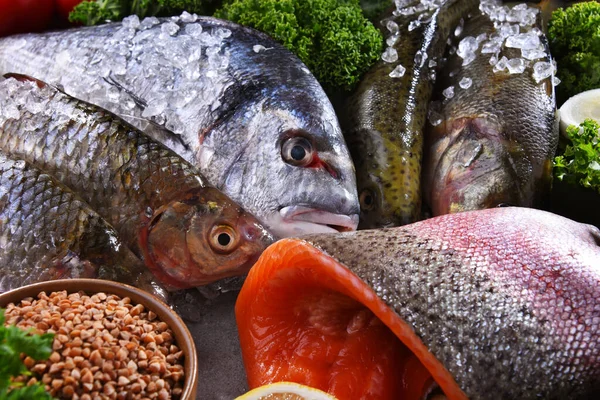 Diferentes tipos de peixes na mesa da cozinha — Fotografia de Stock