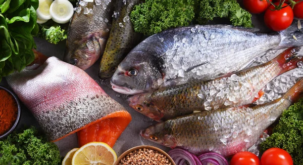 Различные виды рыбы на кухонном столе — стоковое фото