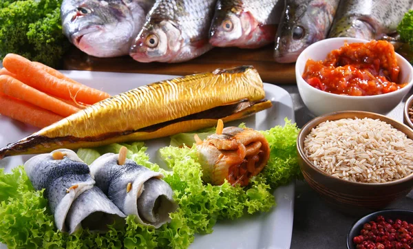 Diferentes tipos de peixes na mesa da cozinha — Fotografia de Stock