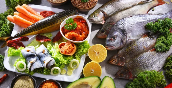 Berbagai jenis ikan di meja dapur — Stok Foto