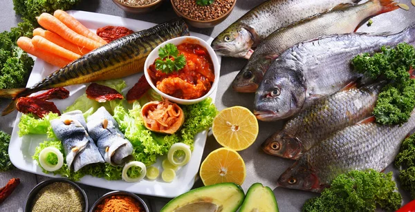 Diferentes tipos de pescado en la mesa de la cocina — Foto de Stock