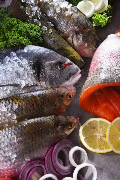 Diferentes tipos de pescado en la mesa de la cocina — Foto de Stock