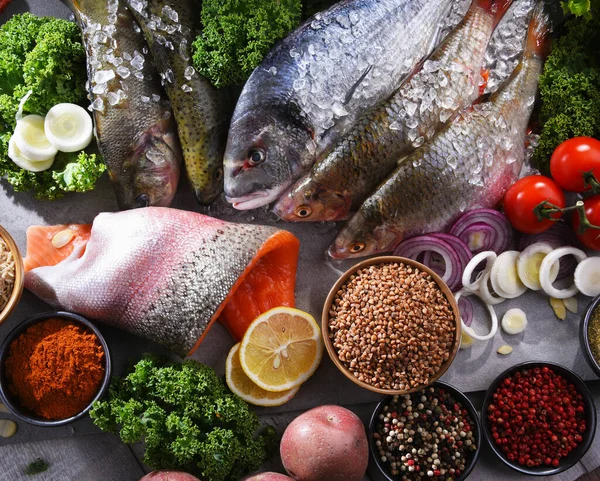 Diferentes tipos de peixes na mesa da cozinha — Fotografia de Stock