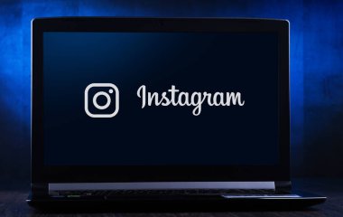 Instagram 'ın logosunu gösteren dizüstü bilgisayar
