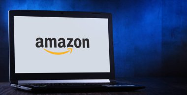 Amazon amblemini gösteren dizüstü bilgisayar