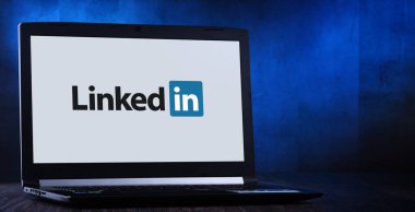 Linkedin 'in logosunu gösteren dizüstü bilgisayar