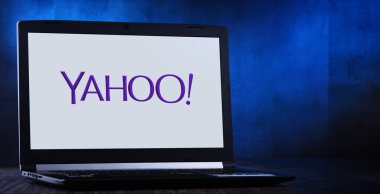Yahoo 'nun logosunu gösteren dizüstü bilgisayar