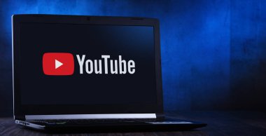 Youtube 'un logosunu gösteren dizüstü bilgisayar