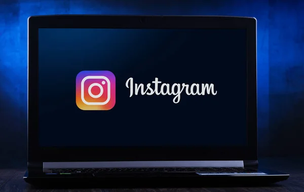 Logo yang ditampilkan komputer laptop dari Instagram — Stok Foto