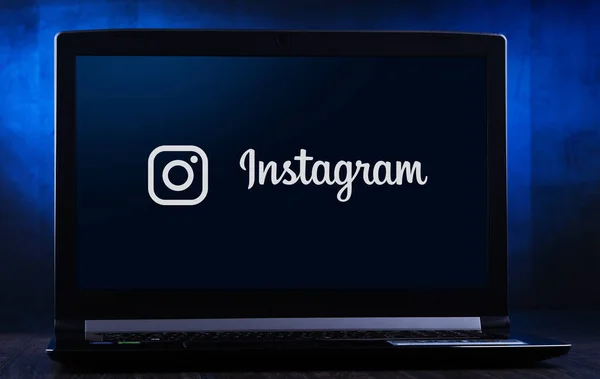 Laptop komputer wyświetlający logo Instagram — Zdjęcie stockowe