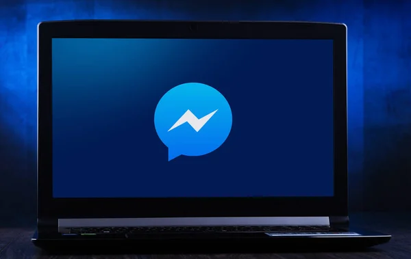 Facebook Messenger logosunu gösteren dizüstü bilgisayar — Stok fotoğraf