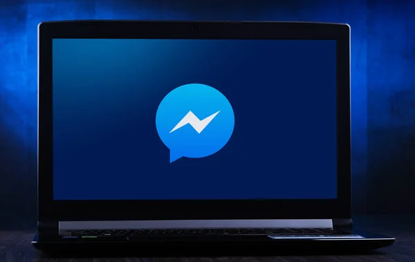 Computadora portátil que muestra el logo de Facebook Messenger —  Fotos de Stock