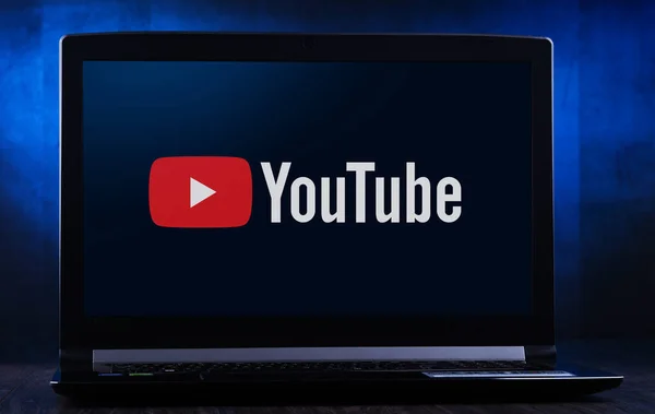 Computadora portátil que muestra el logo de YouTube — Foto de Stock