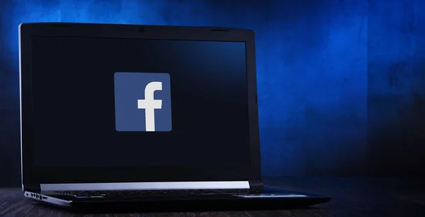 Computadora portátil que muestra el logo de Facebook — Foto de Stock