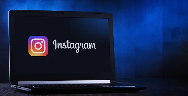 Computer portatile che visualizza logo di Instagram — Foto Stock