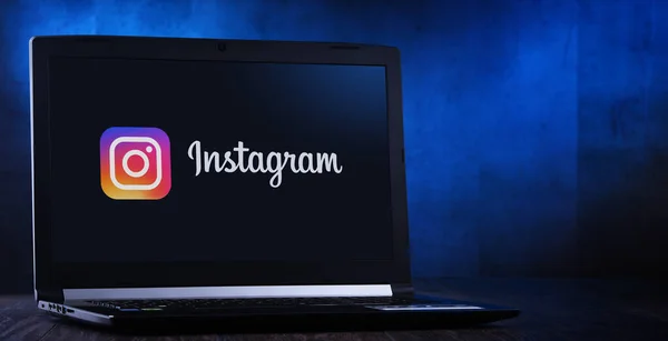 Laptop komputer wyświetlający logo Instagram — Zdjęcie stockowe