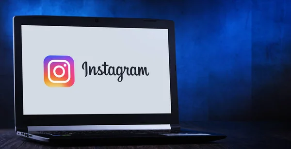 Logo yang ditampilkan komputer laptop dari Instagram — Stok Foto