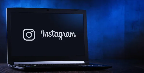 Computer portatile che visualizza logo di Instagram — Foto Stock