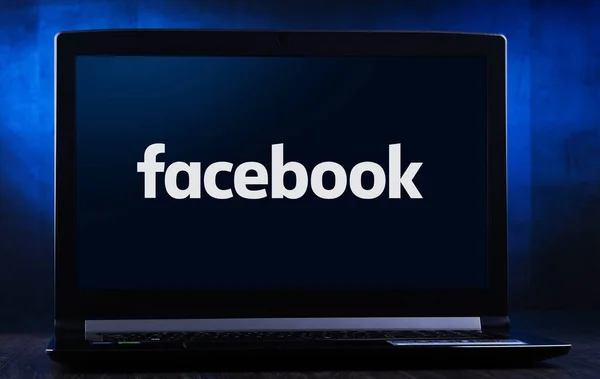 Computadora portátil que muestra el logo de Facebook — Foto de Stock