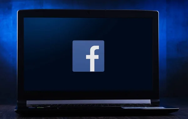 Computer portatile che mostra il logo di Facebook — Foto Stock