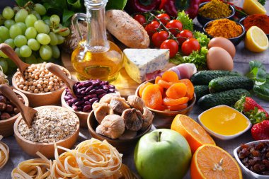 Masanın üzerinde çeşitli organik gıda ürünleri