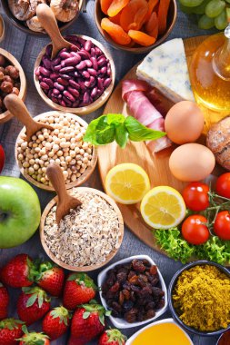 Masanın üzerinde çeşitli organik gıda ürünleri