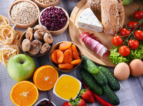 Surtido de productos alimenticios orgánicos sobre la mesa —  Fotos de Stock