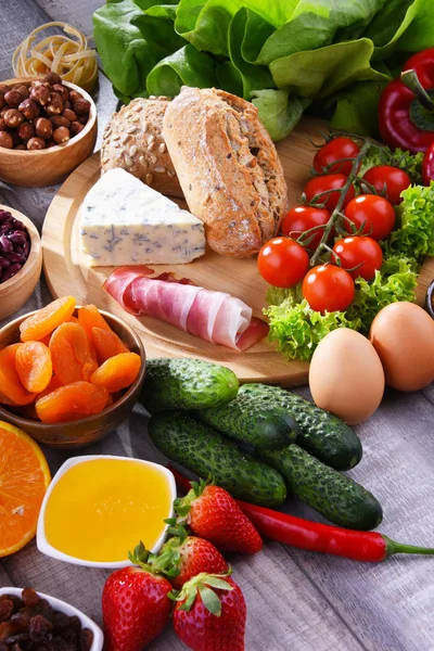 Produtos alimentares orgânicos sortidos em cima da mesa — Fotografia de Stock